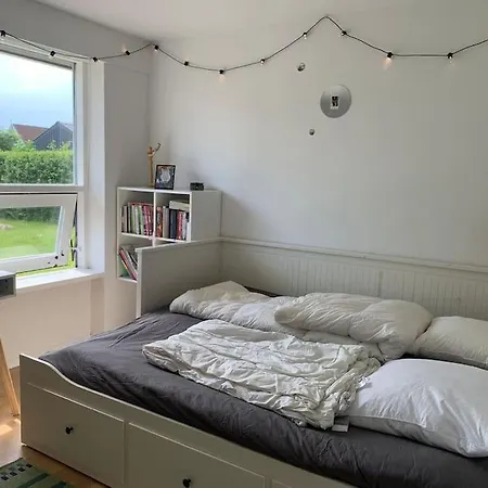 Dejligt Hus Med Have Taet Pa Byen *