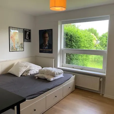 Dejligt Hus Med Have Taet Pa Byen *