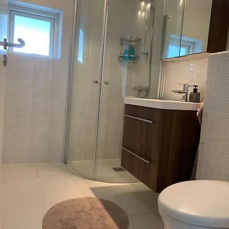 Dejligt Hus Med Have Taet Pa Byen וילה אורהוס